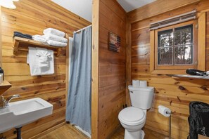 Shower, towels - Angler’s Haven Cabin: Black Hills Quiet Escape (Rapid City)