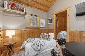 2 bedrooms, travel cot, free WiFi, bed sheets - Angler’s Haven Cabin: Black Hills Quiet Escape (Rapid City)