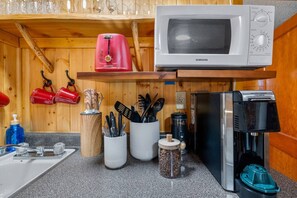 Private kitchen - Timber Ridge Cabin: Rustic Getaway (Rapid City)