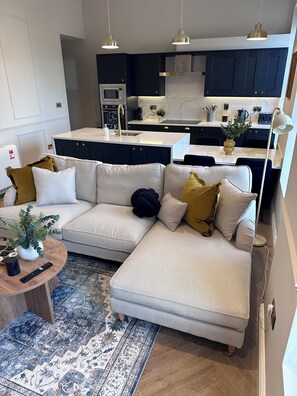 Unclassified image, 3 of 17, button - Luxury 2Bed 2 Bath Apartment in Historic Bank (Leyburn)