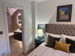 Unclassified image, 2 of 17, button - Luxury 2Bed 2 Bath Apartment in Historic Bank (Leyburn)