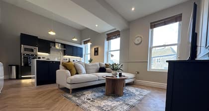 Luxury 2Bed 2 Bath Apartment in Historic Bank