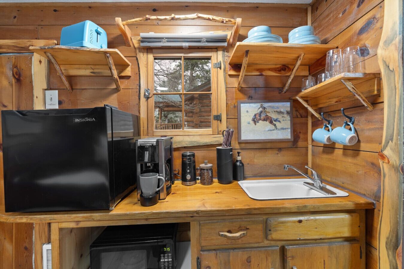 Mikrowelle, Wasserkocher mit Kaffee-/Teezubehör, Esstisch