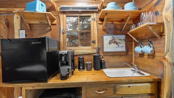 Mikrowelle, Wasserkocher mit Kaffee-/Teezubehör, Esstisch