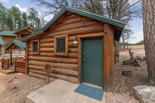 Exterior - Hidden Pines Cabin: A Peaceful Black Hills Retreat (Rapid City)