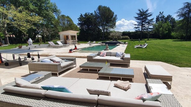 A poolside area with lounge chairs, a small building, and a well-maintained lawn. - Charming Provencal villa with pool Cabriès (Cabriès)