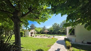 A pathway leading to a building with a small garden area and a swing set. - Charming Provencal villa with pool Cabriès (Cabriès)