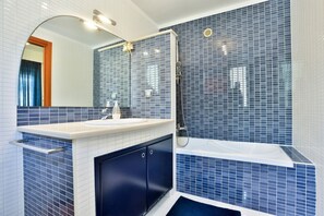 Shower, bidet, towels - GuestHost - A cozy and spacious 83 square meters apartment, perfect for four people, located on the fourth floor of a building with an elevator (NOT accessible to guests with disabilities).The property enjoys an excellent seafront location: our guests ca (Pozzuoli)