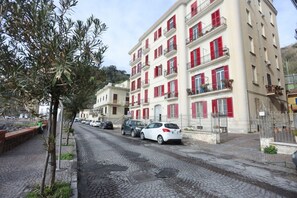 Exterior - GuestHost - A cozy and spacious 83 square meters apartment, perfect for four people, located on the fourth floor of a building with an elevator (NOT accessible to guests with disabilities).The property enjoys an excellent seafront location: our guests ca (Pozzuoli)