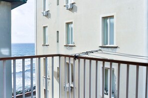 Property grounds - GuestHost - A cozy and spacious 83 square meters apartment, perfect for four people, located on the fourth floor of a building with an elevator (NOT accessible to guests with disabilities).The property enjoys an excellent seafront location: our guests ca (Pozzuoli)