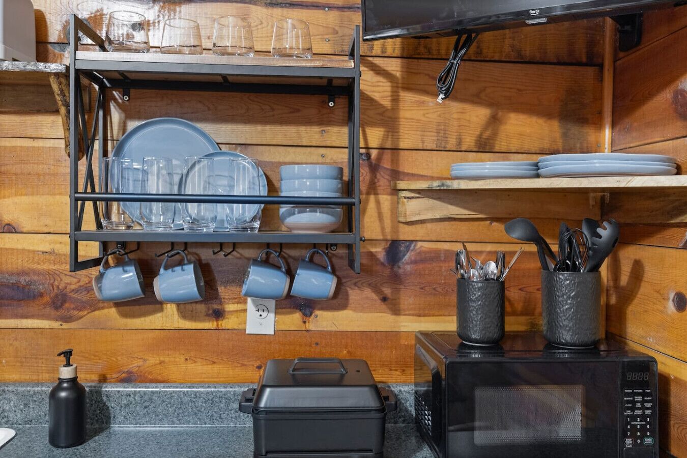 Frigorífico, microondas, cafetera o tetera y tostadora