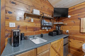 Réfrigérateur, micro-ondes, cafetière/bouilloire, grille-pain