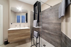 A modern bathroom with a glass shower enclosure, a wooden vanity, and a large mirror. - Apartment Garden Suite Merano with Mountain View, Private Terrace, and Wi-Fi (Merano)