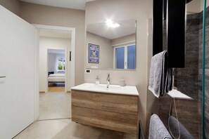 Doccia, asciugacapelli, asciugamani