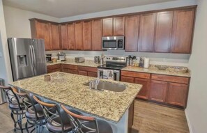 Refrigerador, microondas, horno, placa de cocina