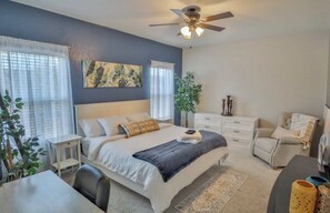 Escritorio, tabla de planchar con plancha, cuna de viaje y wifi gratis 