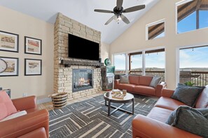 Smart TV, fireplace, video games, table football - Luxury Cabin Private Hot Tub and Steps to Pools! (Kimberling City)