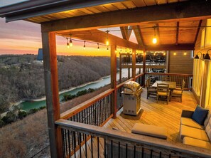 Outdoor dining - Luxury Cabin Private Hot Tub and Steps to Pools! (Kimberling City)
