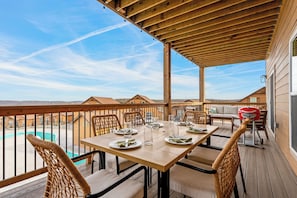 Outdoor dining - Luxury Condo Over Lazy River & Private Hot Tub (Kimberling City)