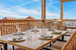 Outdoor dining - Luxury Condo Over Lazy River & Private Hot Tub (Kimberling City)