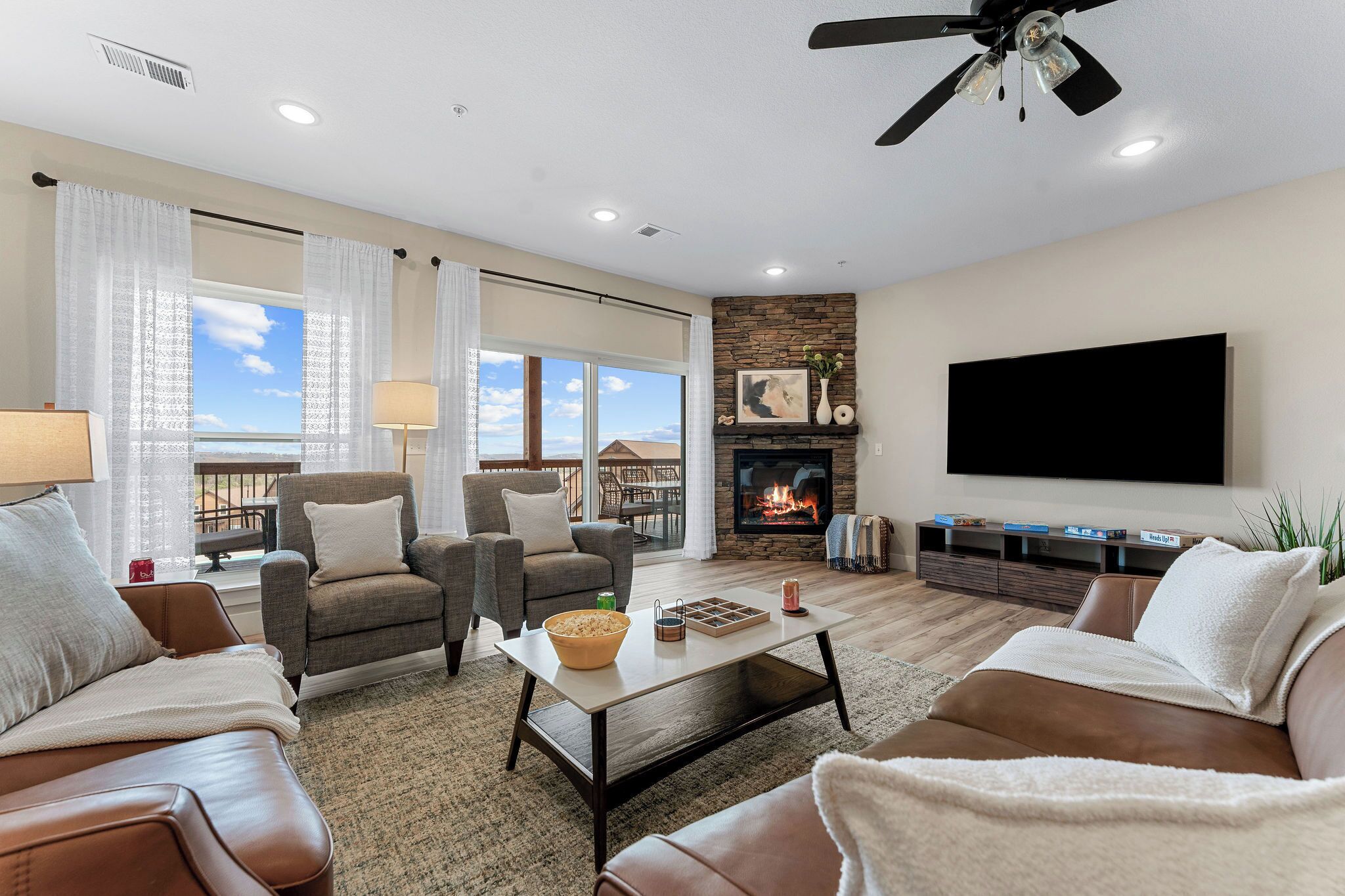 Smart TV, fireplace