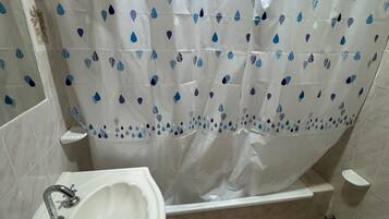 Habitació triple clàssica | Bany | Tovalloles, sabó, xampú i paper higiènic