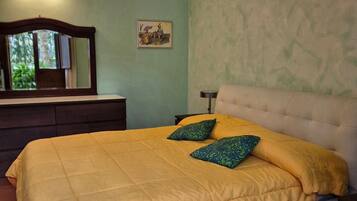 1 dormitori, planxa i posts de planxar, wifi i roba de llit