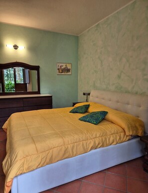 1 dormitorio, tabla de planchar con plancha, wifi y ropa de cama