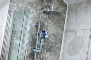 Dusche, Haartrockner, Bidet, Handtücher