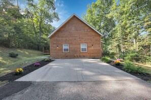 Property grounds - Cabin for the Family in Beautiful Hocking Hills (Logan)
