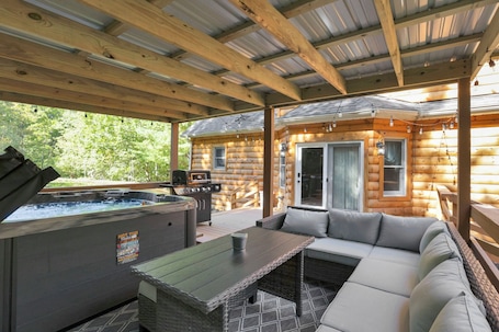 Terrace/patio. Cabin for the Family in Beautiful Hocking Hills