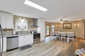 Microwave, oven, stovetop, dishwasher - Cabin for the Family in Beautiful Hocking Hills (Logan)