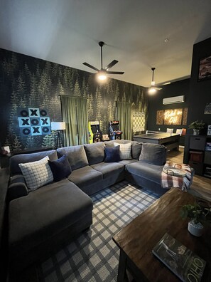 TV, fireplace - Cabin for the Family in Beautiful Hocking Hills (Logan)