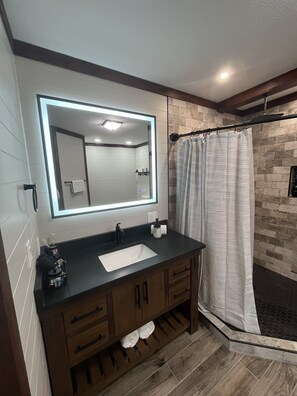 Shower, hair dryer, towels, soap - Cabin for the Family in Beautiful Hocking Hills (Logan)