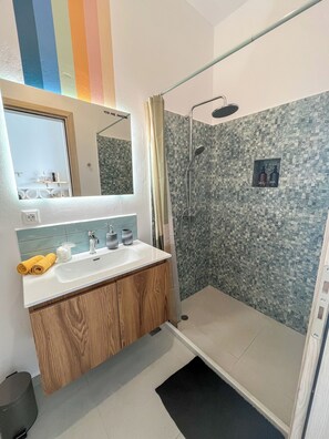 Douche, séchoir à cheveux, serviettes fournies, savon