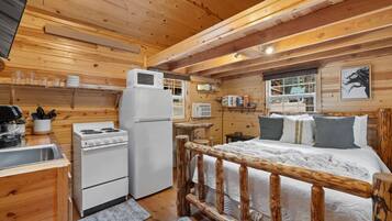 Travel crib, free WiFi, bed sheets