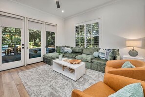 Smart TV, fireplace - Seafarer Lodge North (Jekyll Island)