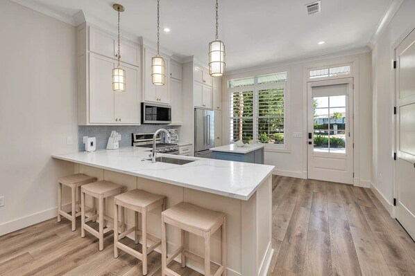 Fridge, microwave, oven, dishwasher - Seafarer Lodge North (Jekyll Island)