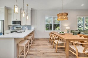 Fridge, microwave, oven, stovetop - Seafarer Lodge South (Jekyll Island)