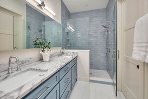 Shower, hair dryer, towels - Seafarer Lodge South (Jekyll Island)