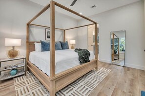 4 bedrooms, iron/ironing board, free WiFi, bed sheets - Seafarer Lodge South (Jekyll Island)