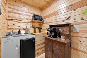 Microwave, stovetop, coffee/tea maker, toaster - Silver Pine Haven: South Dakota Log House Stay (Rapid City)