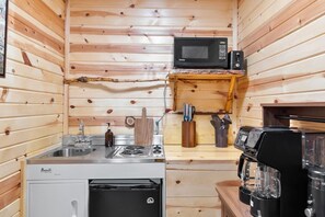 Mikrovågsugn, spishäll, kaffe- och tebryggare och brödrost