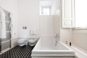 Hair dryer, bidet, towels, soap - Casa Giulia, a Burghesius home (Roma)