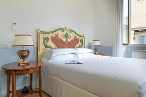 Unclassified image, 2 of 10, button - Casa Giulia, a Burghesius home (Roma)