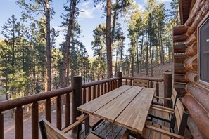 Outdoor dining - Buffalo Lodge: Cozy Log House with Hot Tub (Rapid City)