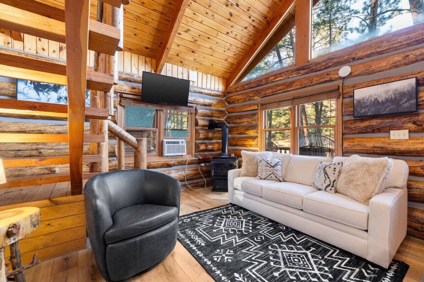 Buffalo Lodge: Cozy Log House With Hot Tub - Keystone, SD