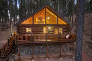 Exterior - Buffalo Lodge: Cozy Log House with Hot Tub (Rapid City)