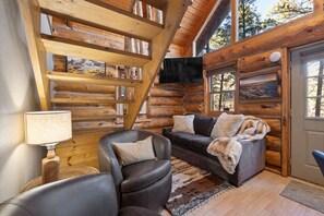Smart TV - Eagle Cliff Retreat: Hot Tub Log House Retreat (Rapid City)