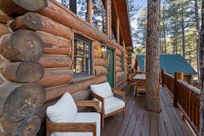Outdoor dining - Eagle Cliff Retreat: Hot Tub Log House Retreat (Rapid City)